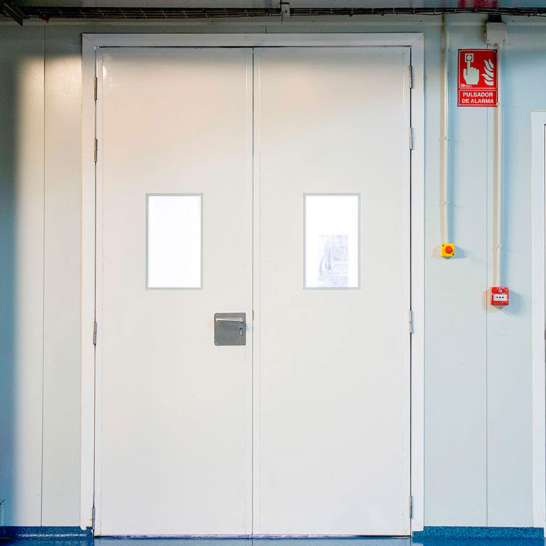 puerta de servicio pivotante sala blanca